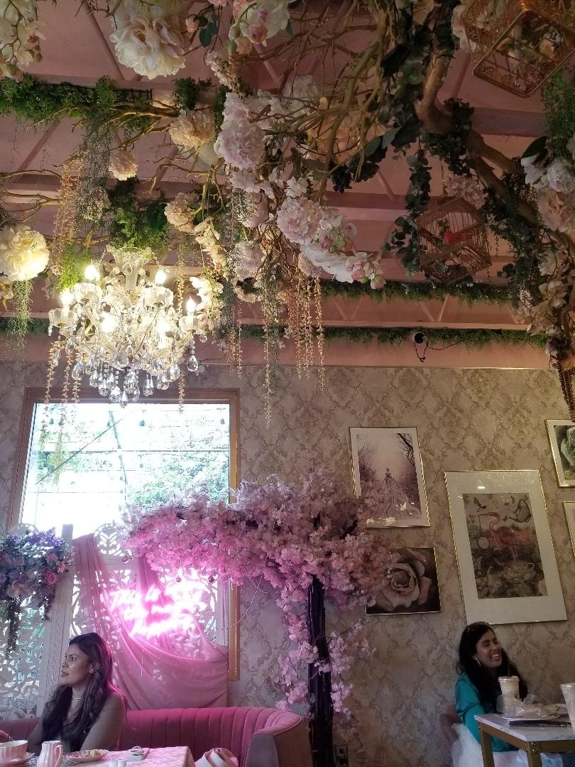 K Café and Patisserie décor