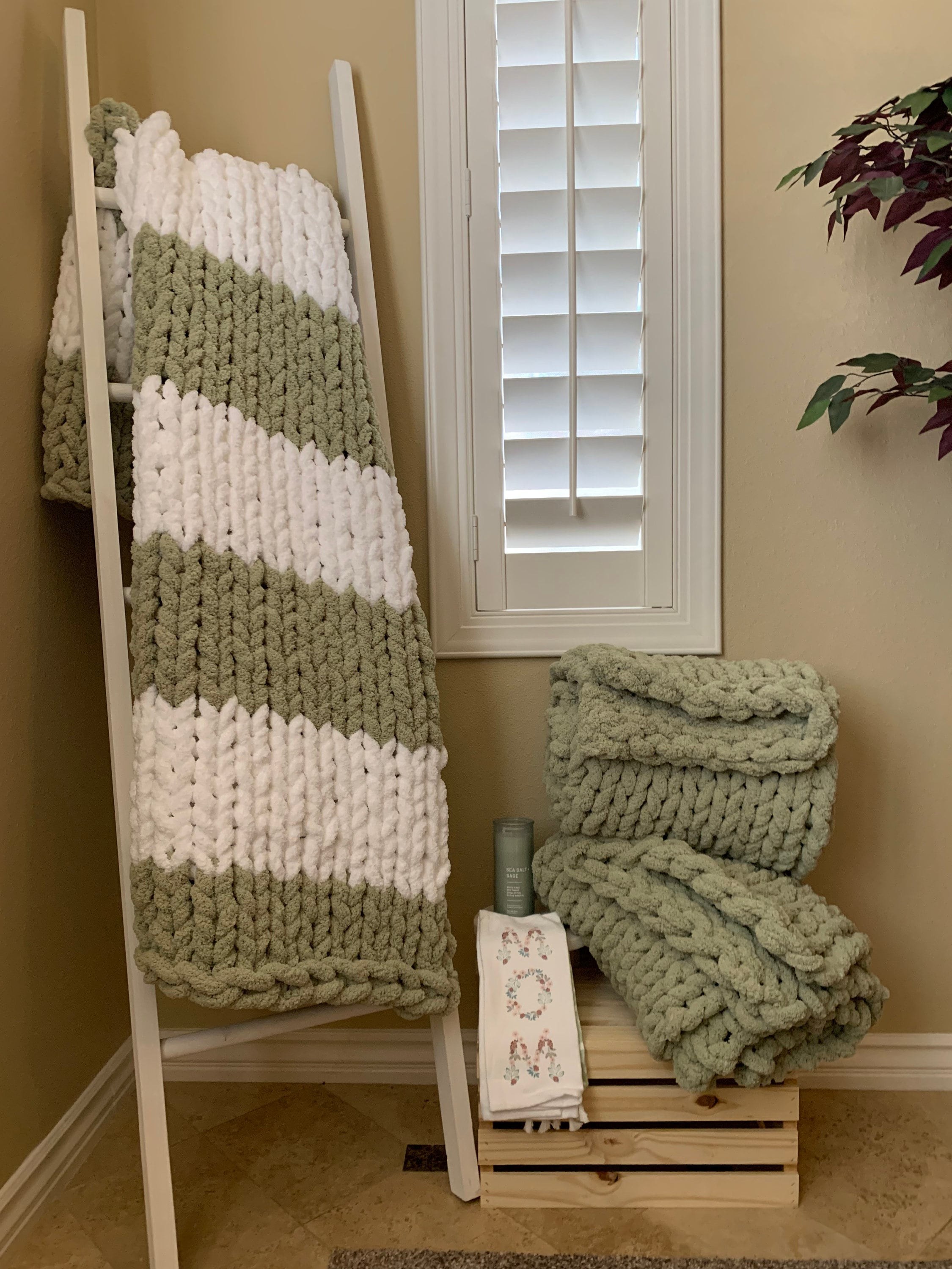 Evergreen forever large sage and white chunky blanket