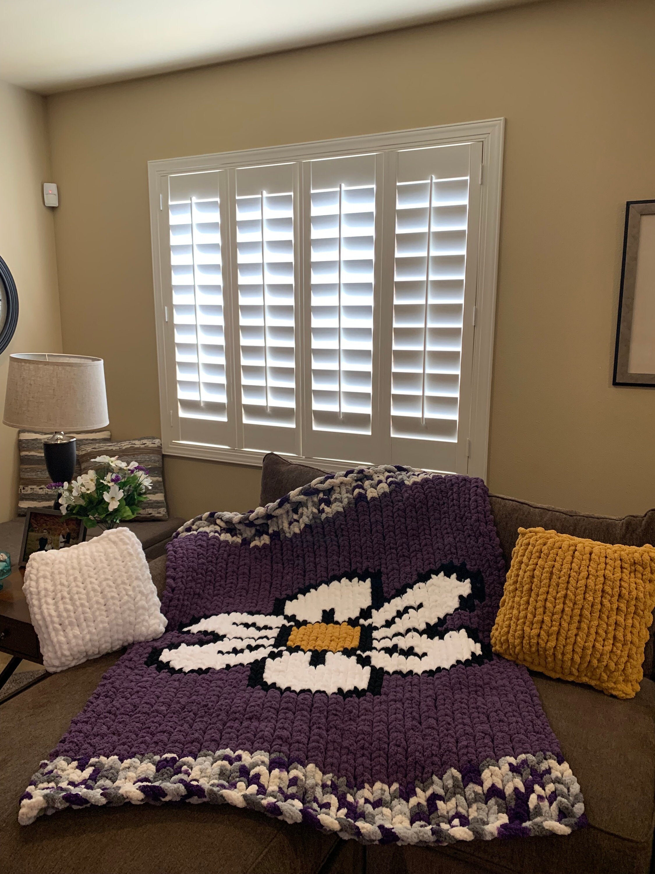 Purple daisy flower decor blanket