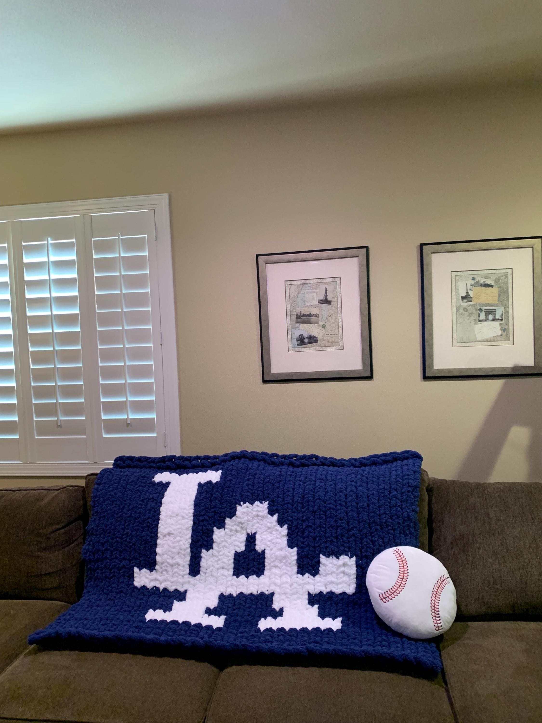 LA Dodgers hand knit chunky throw blanket