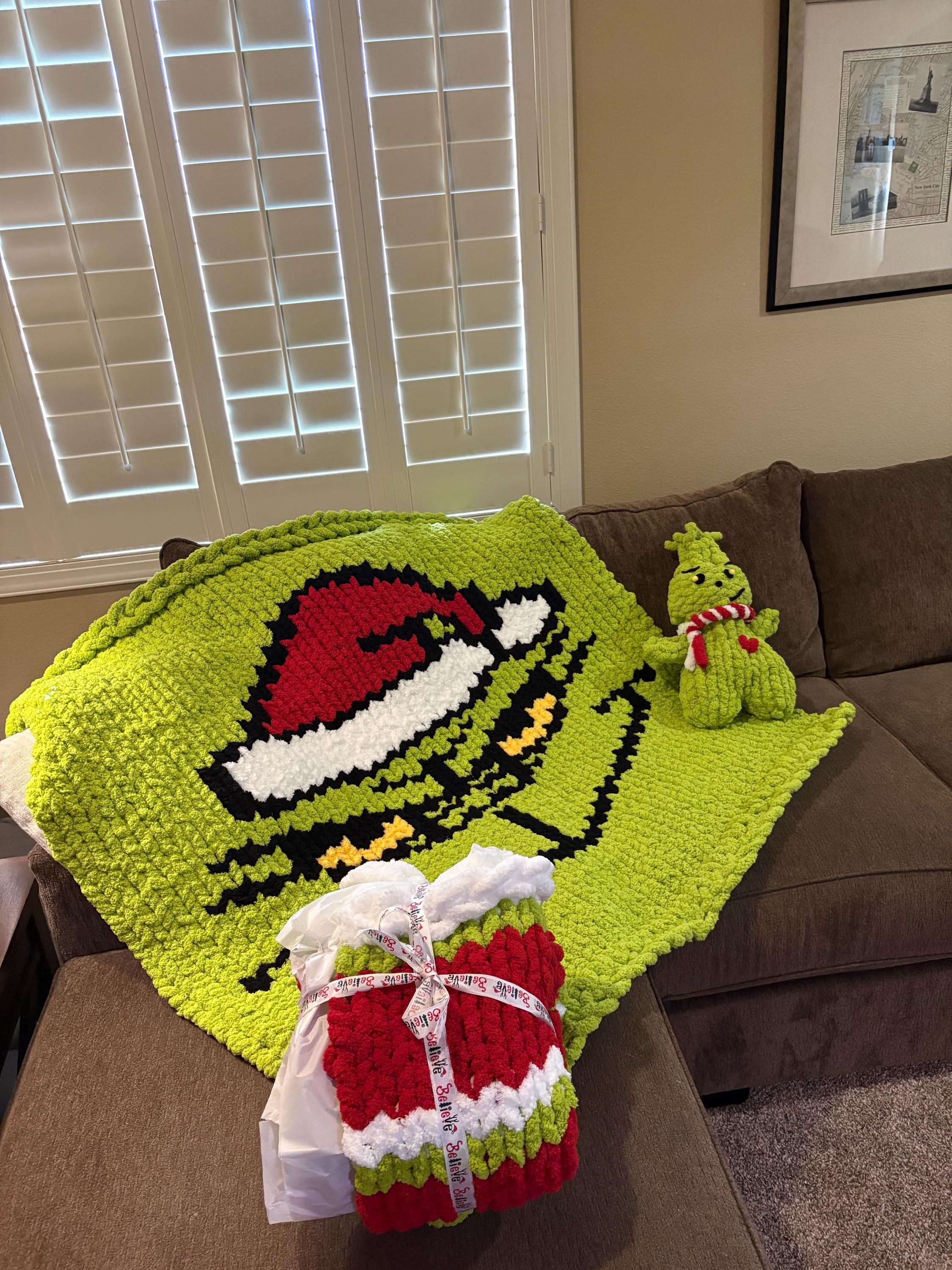 grinch blankets and plushie SET