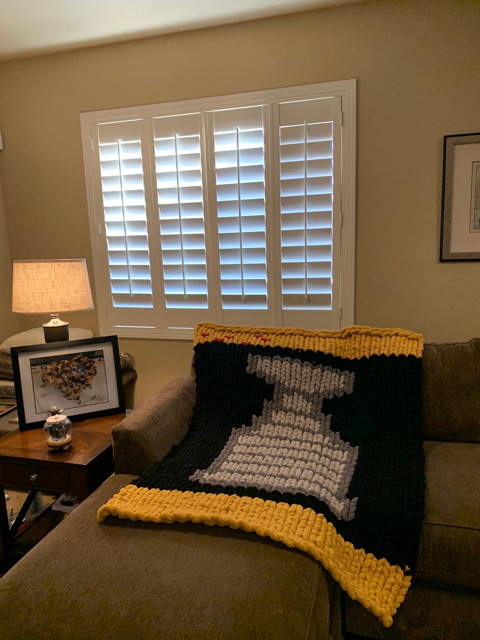 Cup in six large chunky knit blanket