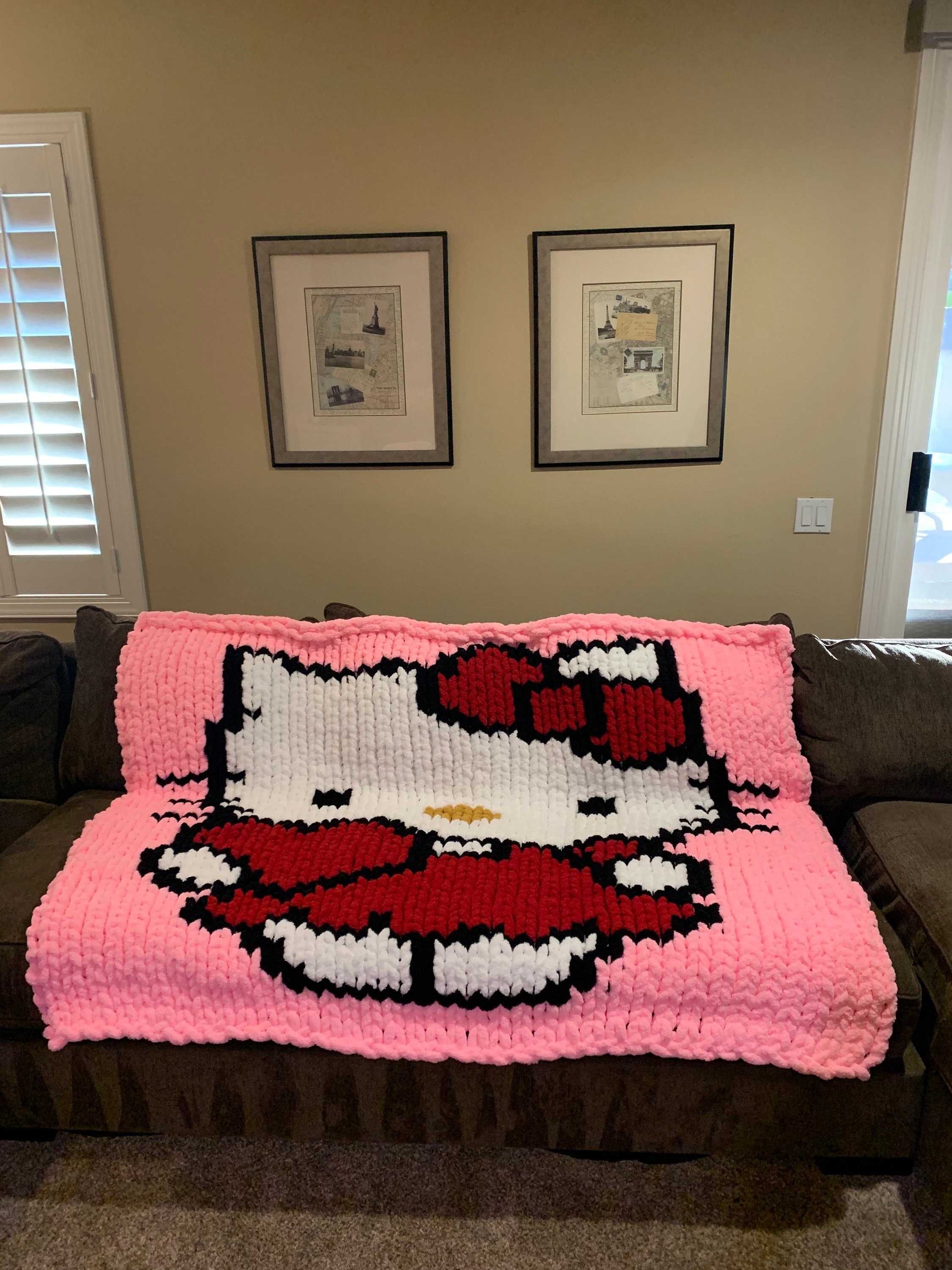 Hello kitty heart large chunky knit blanket
