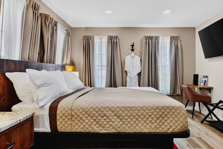 Blackrock Vista · Loft 201: Bedroom with dining table by the window