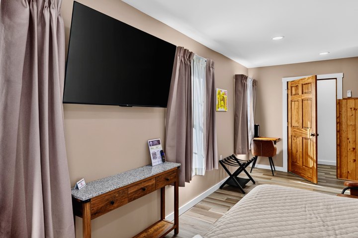 Meadow Summit · Loft 202: Television and entryway