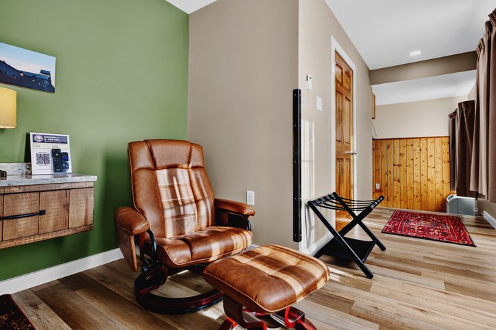 Pine Top · Loft 203: Leather lounge chair and kitchenette