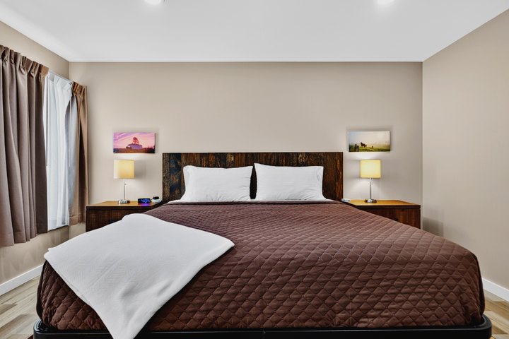 Shenandoah Skies · Loft 204: Bed with guest robe