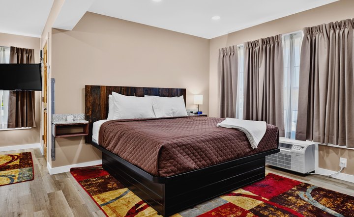 Horizon Overlook · Loft 205: Bedroom with large windows