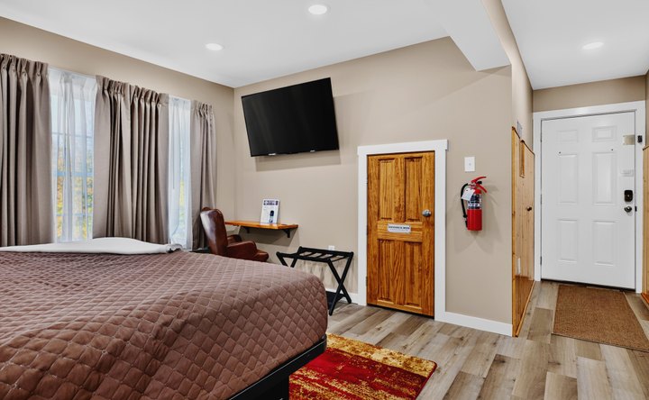 Horizon Overlook · Loft 205: Bedroom with television and dining nook