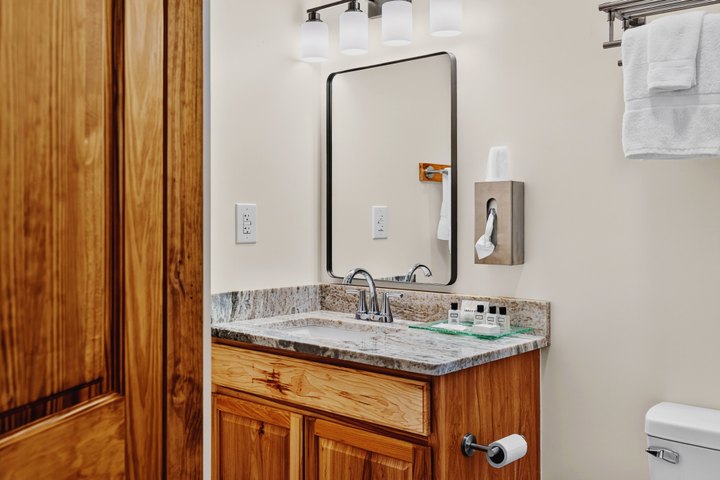 Horizon Overlook · Loft 205: Bathroom vanity and towels