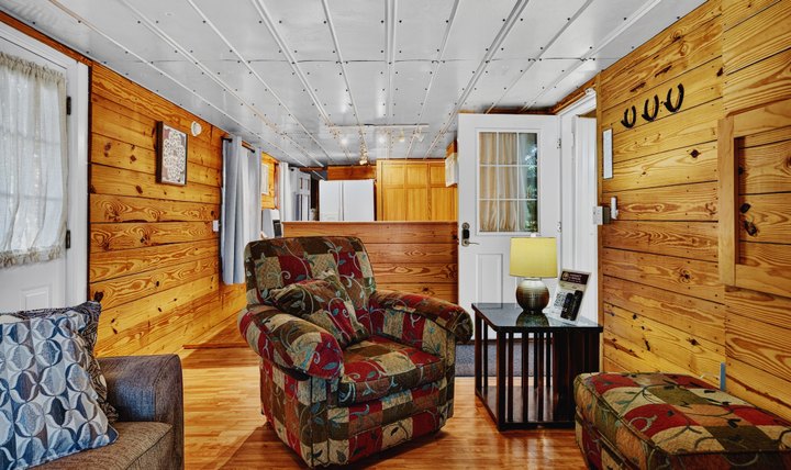 Farmhand Cabin: Cabin sitting area and dining nook