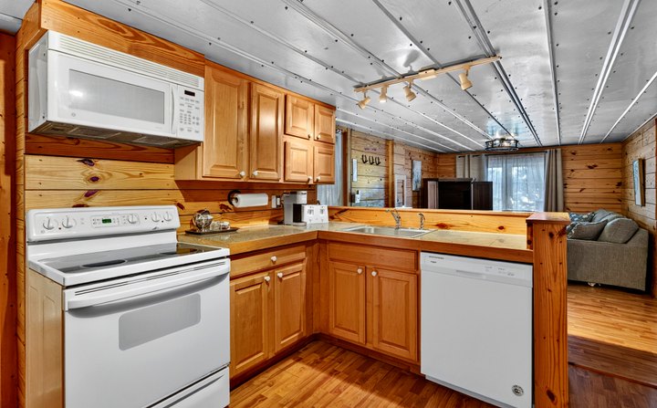 Farmhand Cabin: Kitchen and adjoining living space