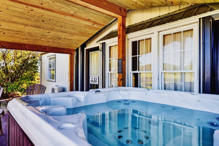 Crestwood: Private hot tub on the covered porch