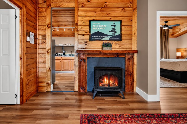 Crestwood: Fireplace and kitchenette