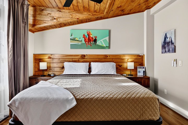 Crestwood: Second bedroom with wooden headboard