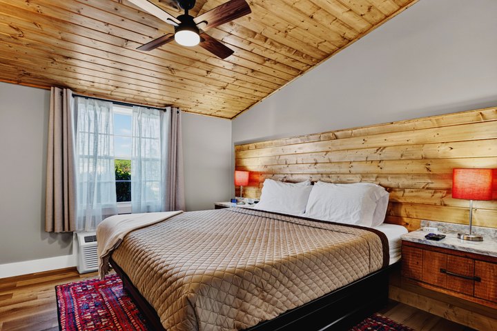 Hearthstone: Bedroom with timber ceiling