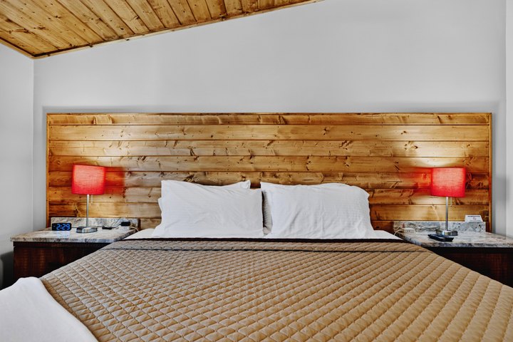 Hearthstone: Bed with wooden headboard