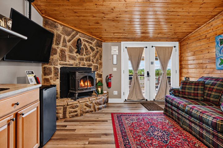 Hearthstone: Living room, stone fireplace and kitchenette
