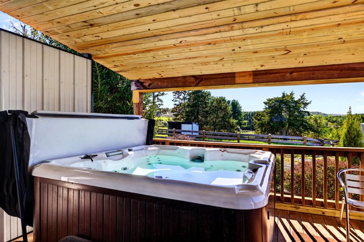 Hearthstone: Private covered hot tub overlooking the grounds
