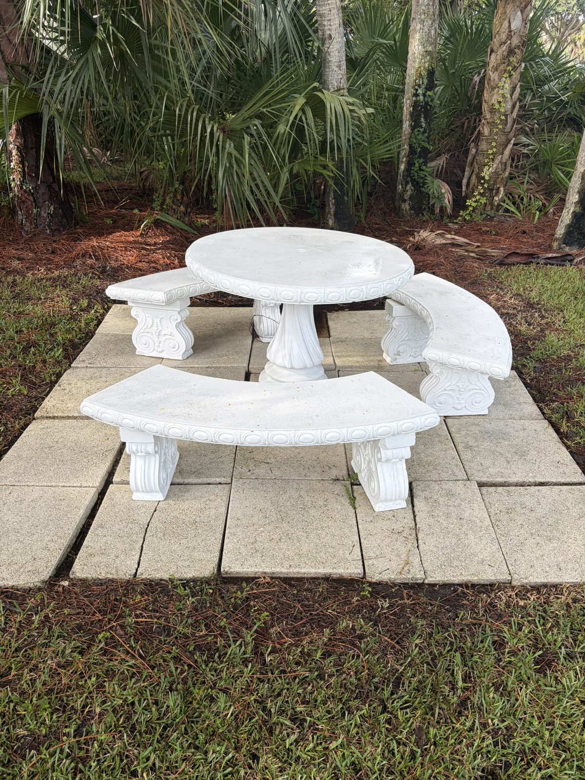 Patio and outdoor table cleaning in Melbourne, after the work by Roof 2 Curb