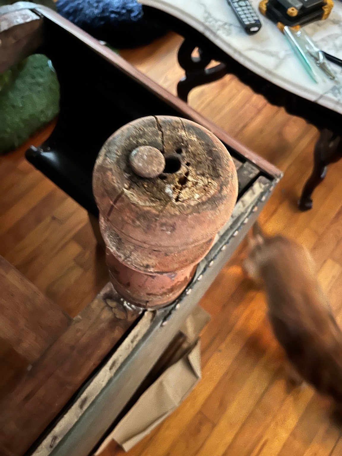 A closer look at the sofa’s construction during repairs.