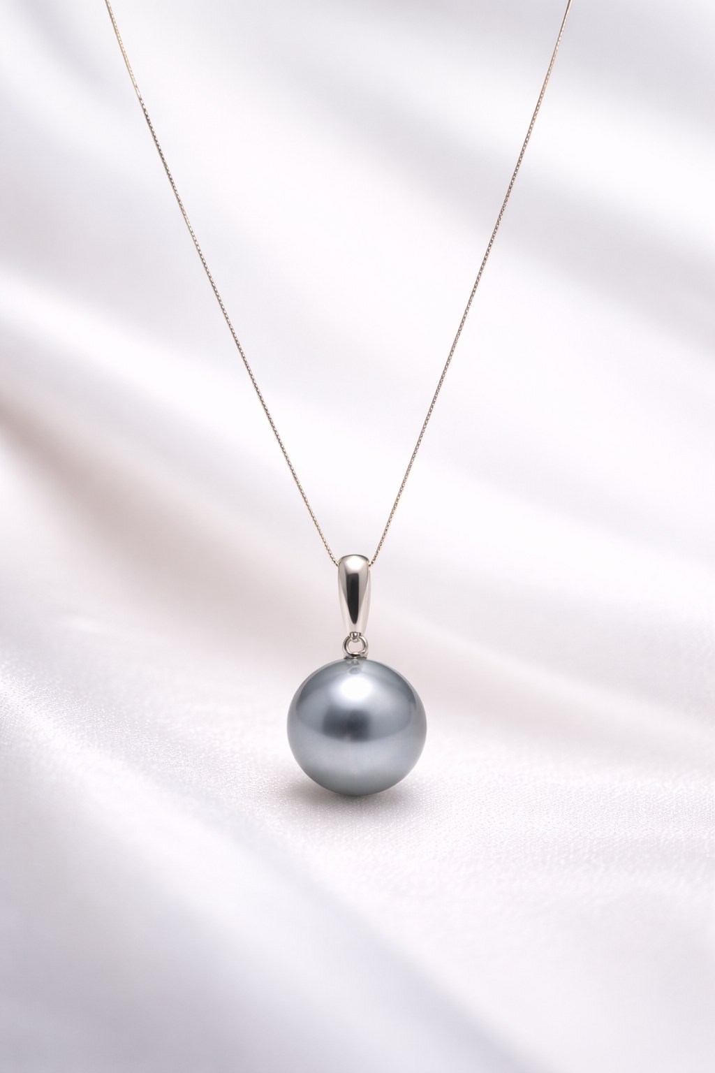 Grey-green Tahitian pearl pendant necklace in 14K yellow gold
