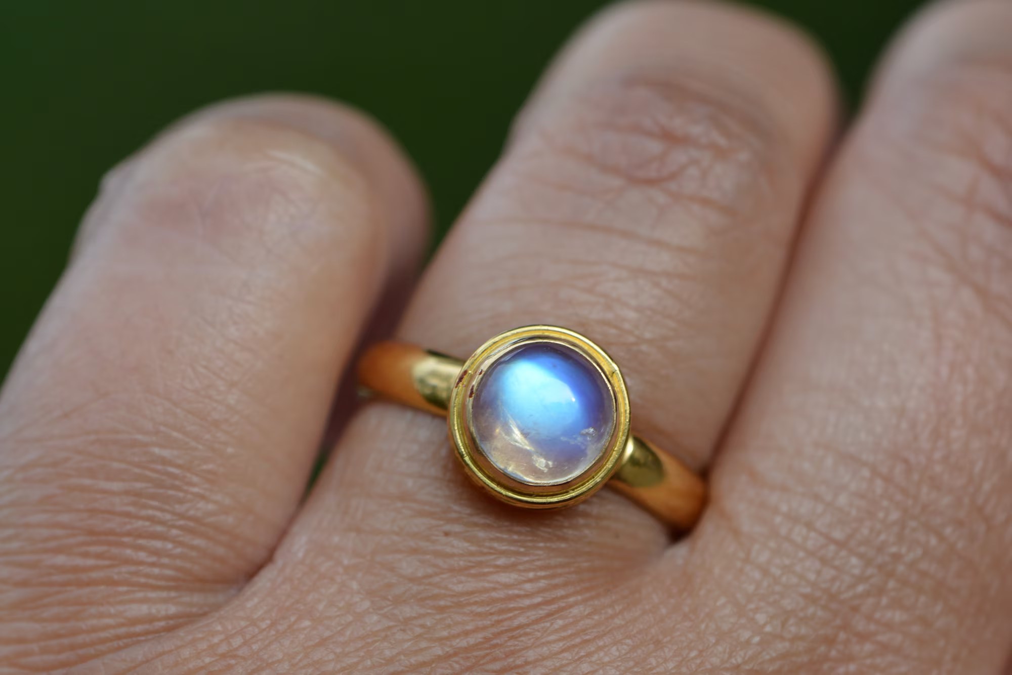 AAA Blue Moonstone Round Cabochon Solitaire Ring 18kt Gold : June Birthstone