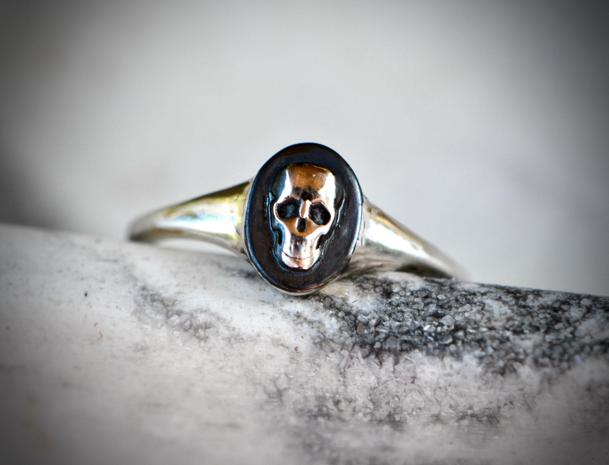 Skull Signet Ring Sterling Silver, Mememto Mori Ring Silver, Stackable Skull Ring, UnisexRing, Halloween Jewelry, Skeleton Signet Ring Gift, detail view