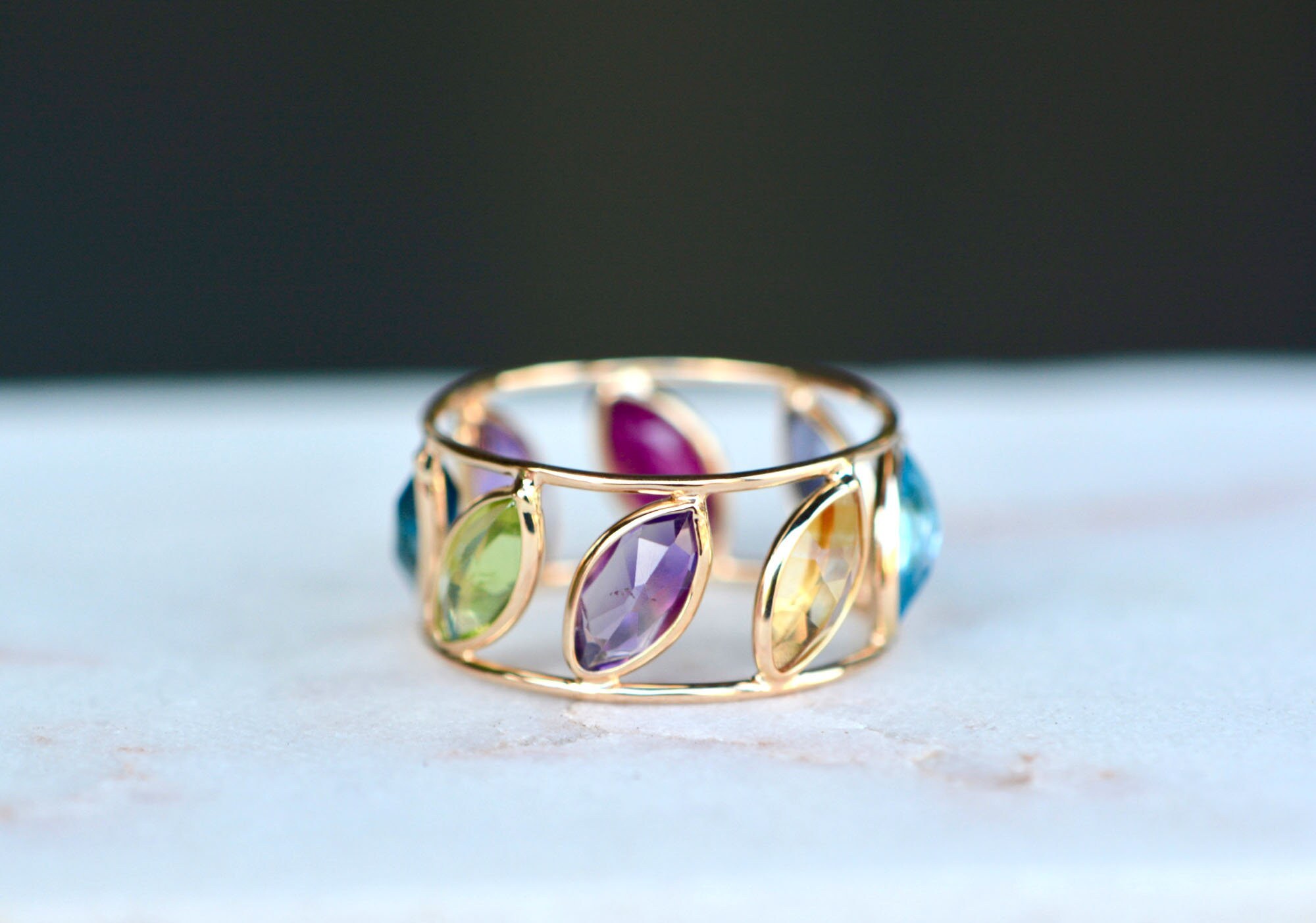 Multigemstone Ring 18k Gold with Peridot Blue Topaz Amethyst Pink Tourmaline Iolite Citrine, detail view