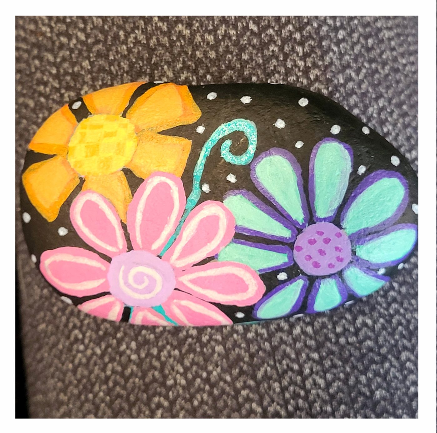Bright floral rock, main view
