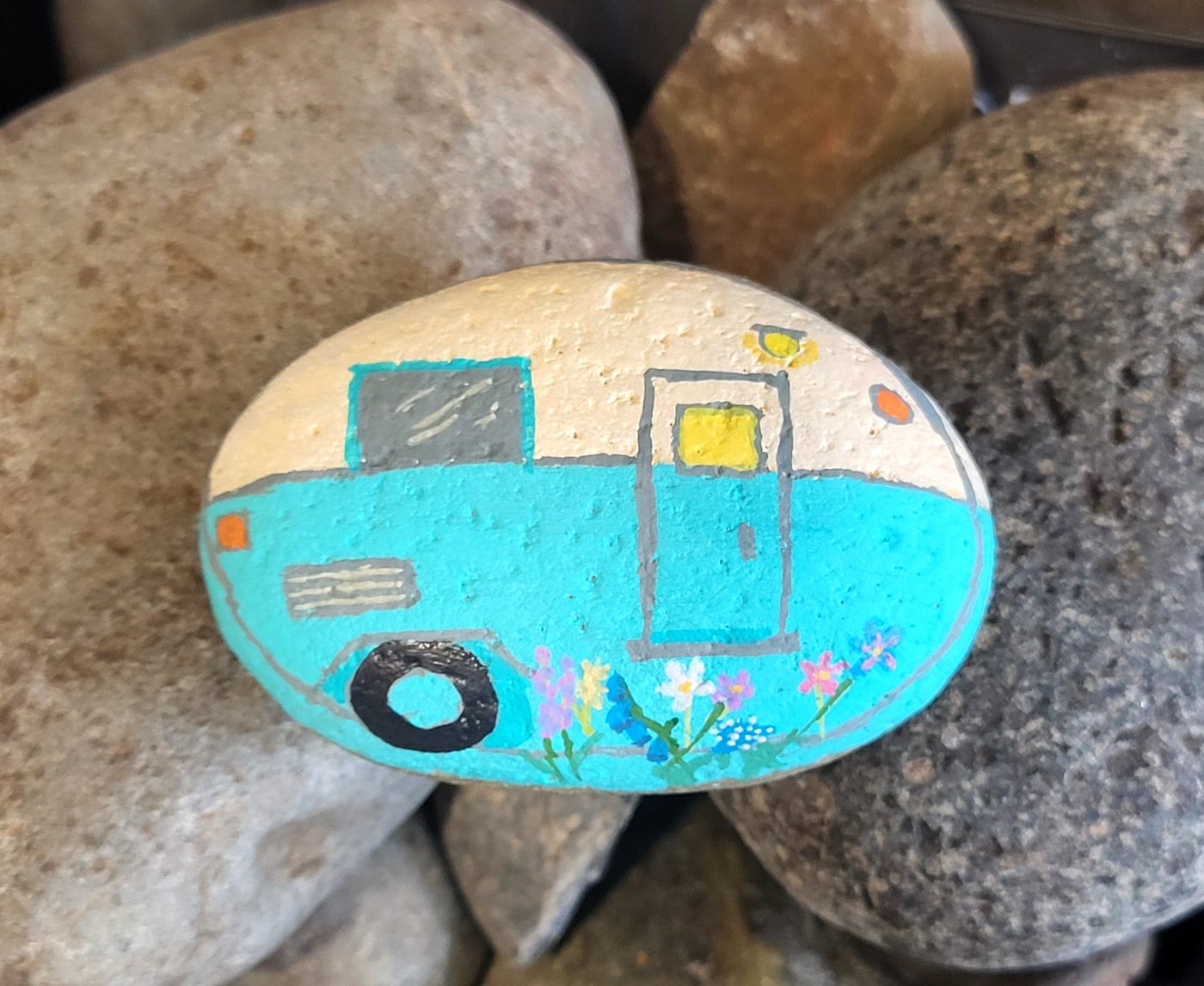Retro camper pebble art, main view