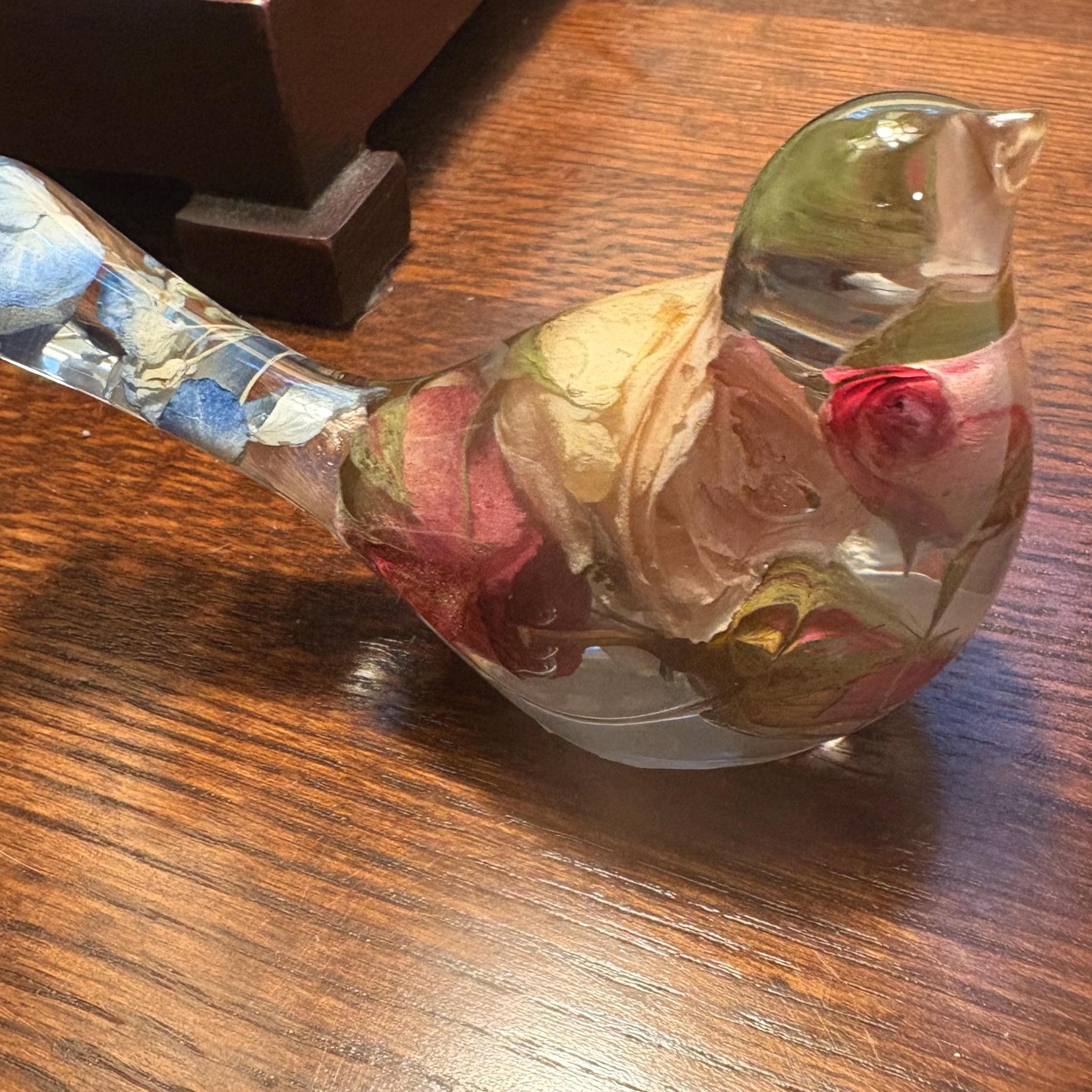 Bird design in resin