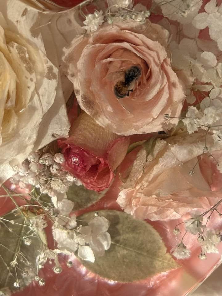 Small heart resin design, view 2