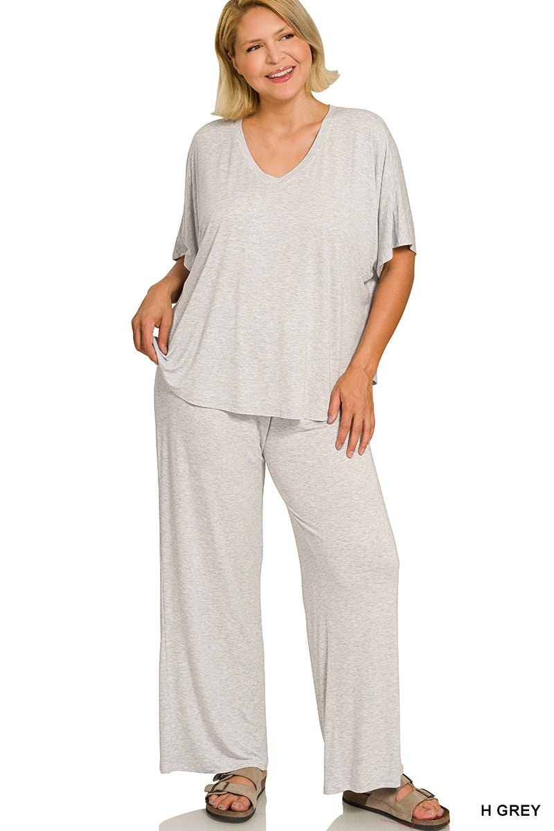 Plus-size V-neck top and pants matching set for an easy casual look
