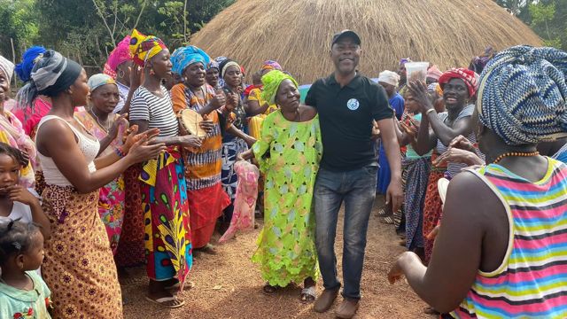 Community members welcoming the MaCHO team