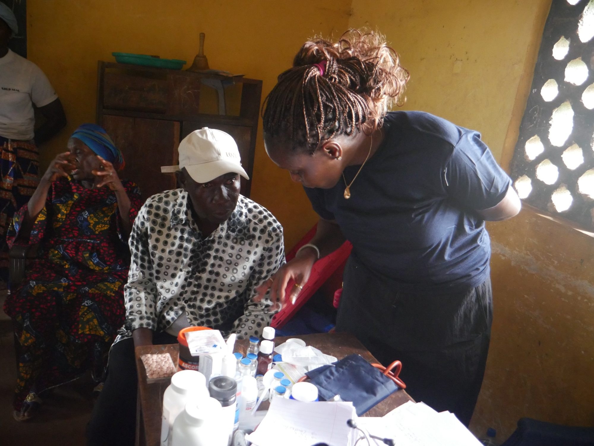 A MaCHO team member counseling a patient