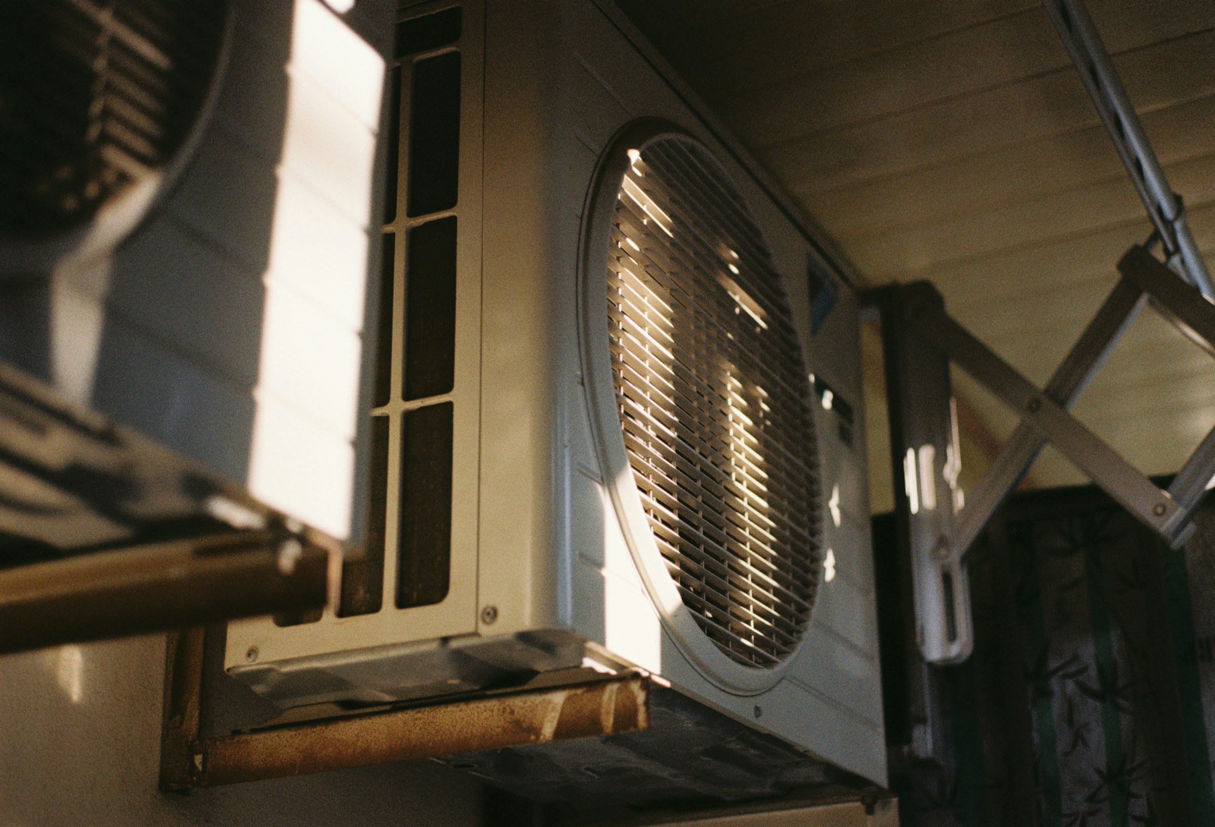Close view of an outdoor air conditioning unit