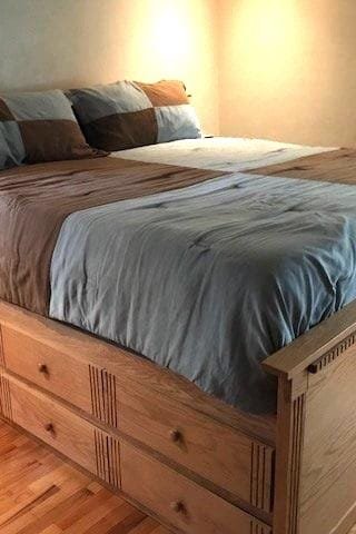 Handcrafted King Storage Bed, Twelve Under bed drawers, Headboard Shelf, No box springs needed, detail 3