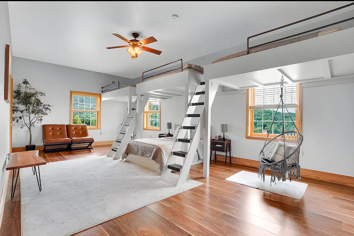 The shared room with individual double beds and lofts