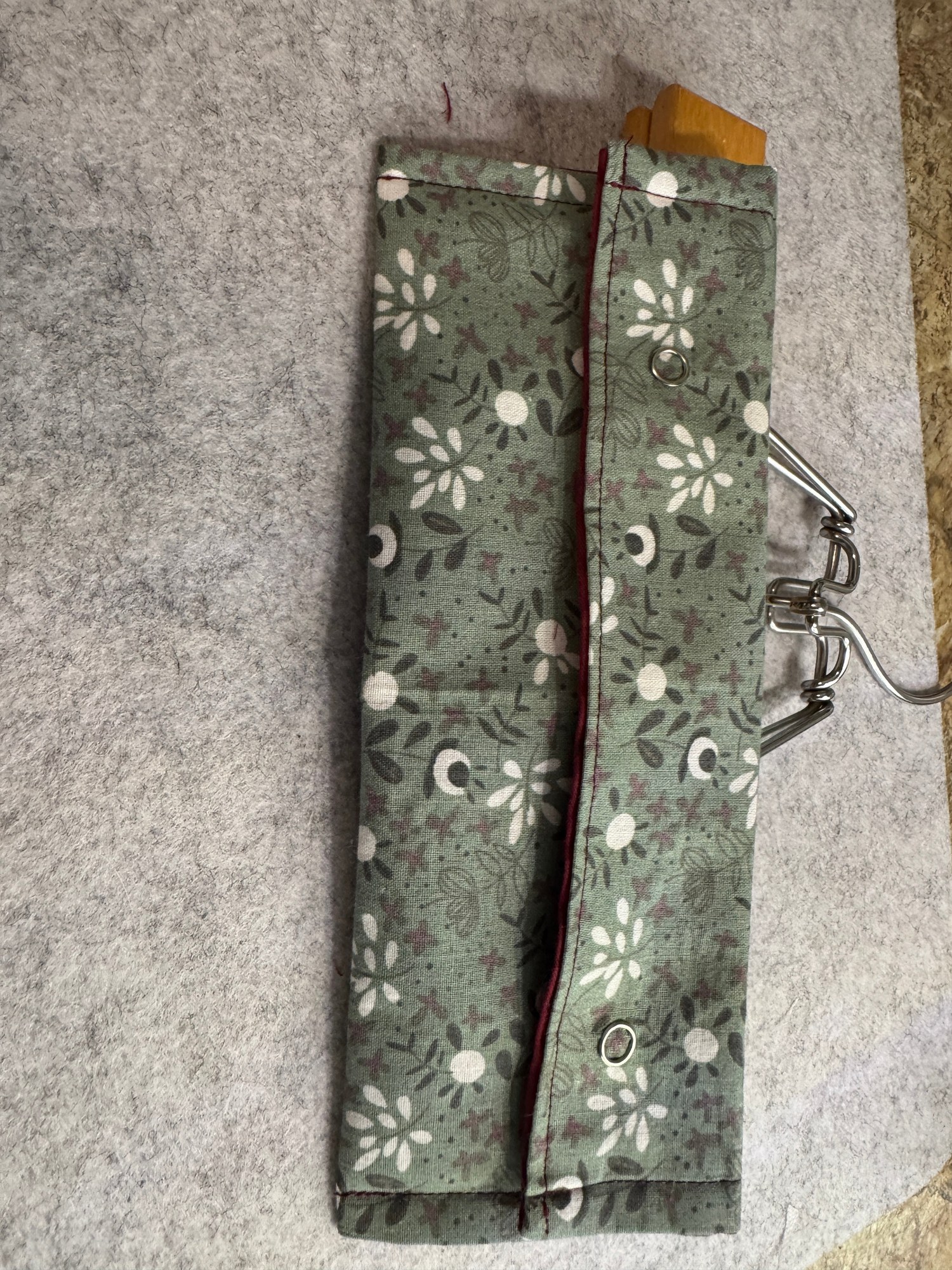 Snap closure wallet detail 2