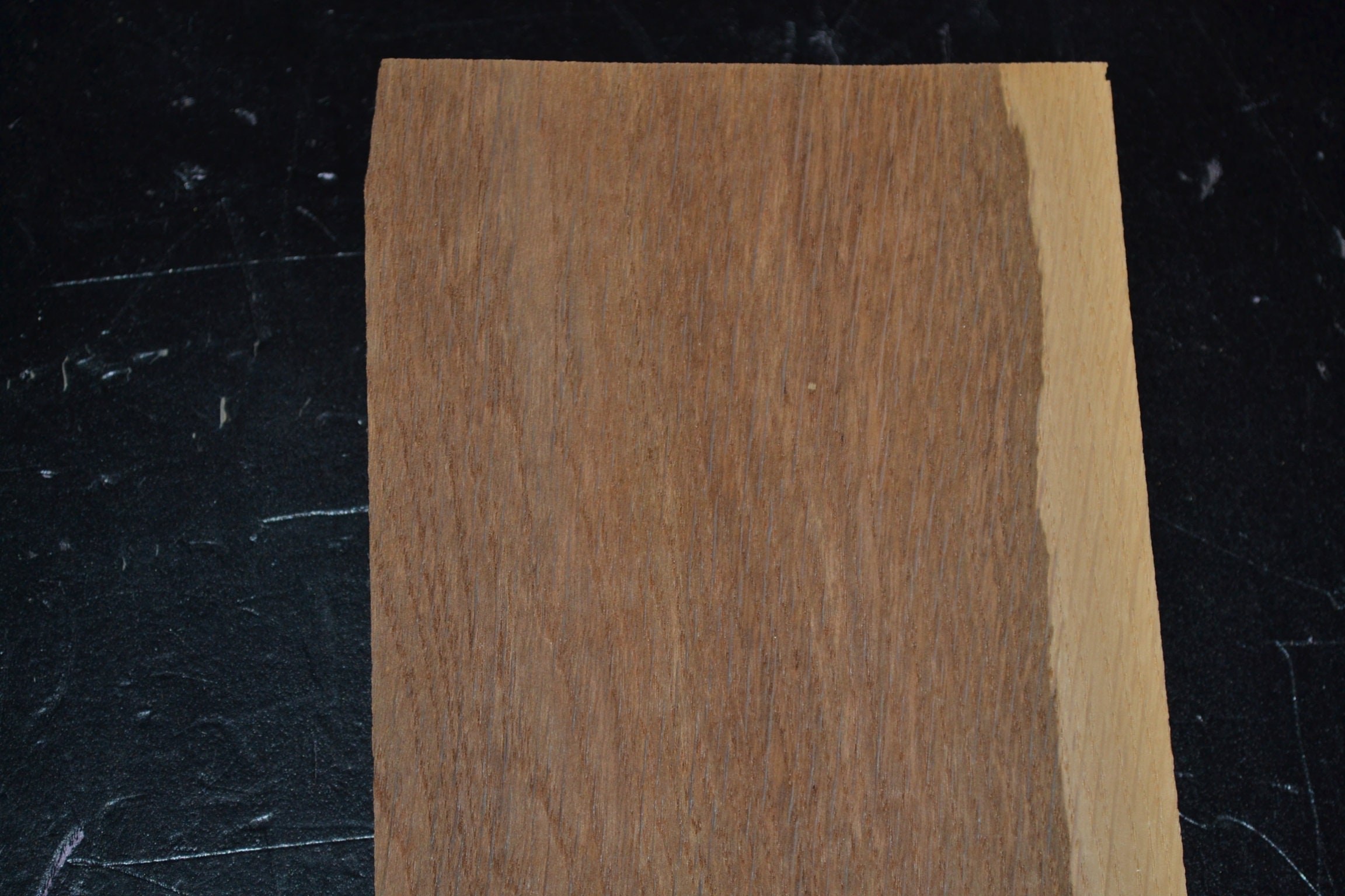 Bookmatched raw wood veneer sheets with mirrored grain
