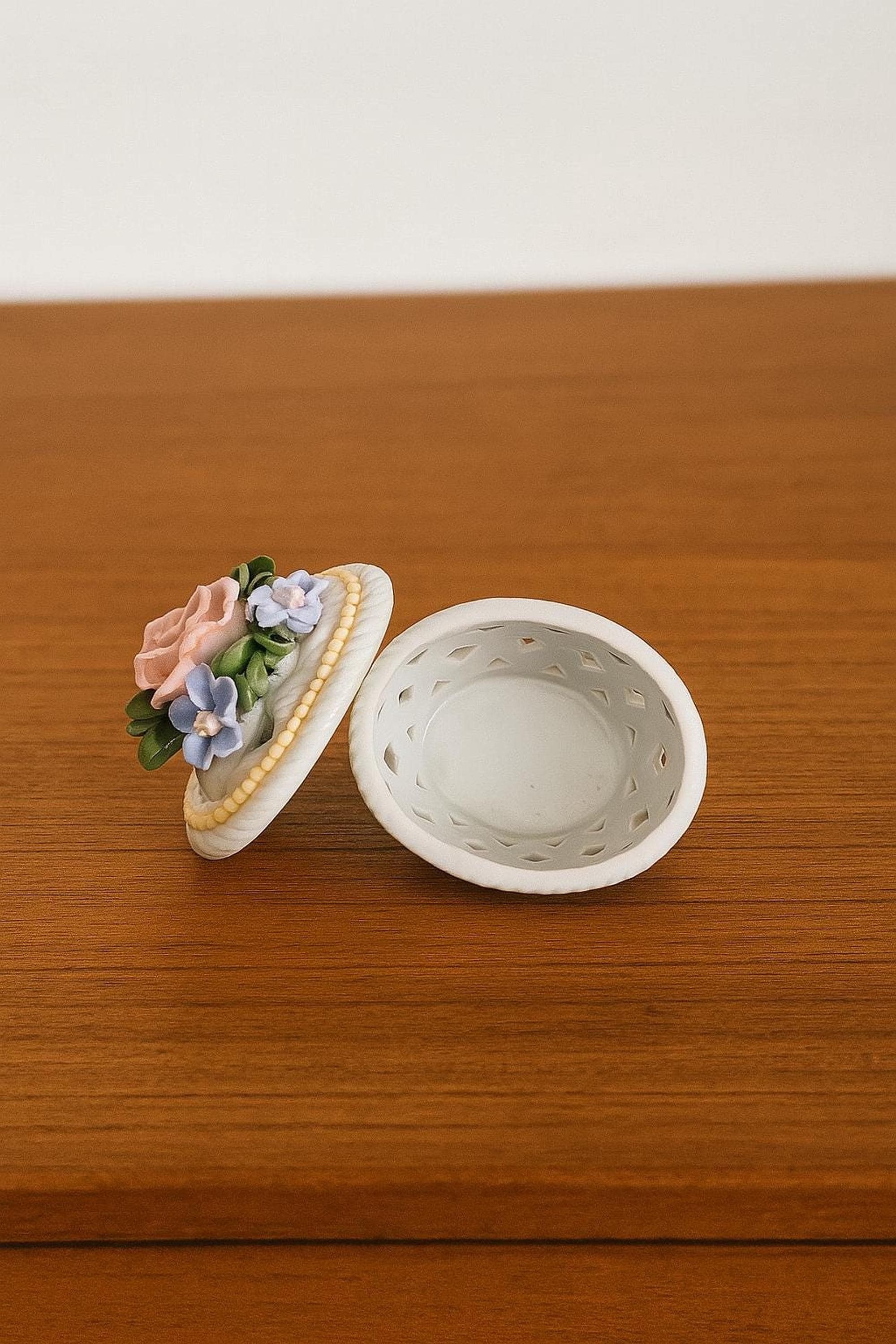 Vintage Trinket Box with Floral Bouquet Lid, Capodimonte-Style Ceramic, view 5