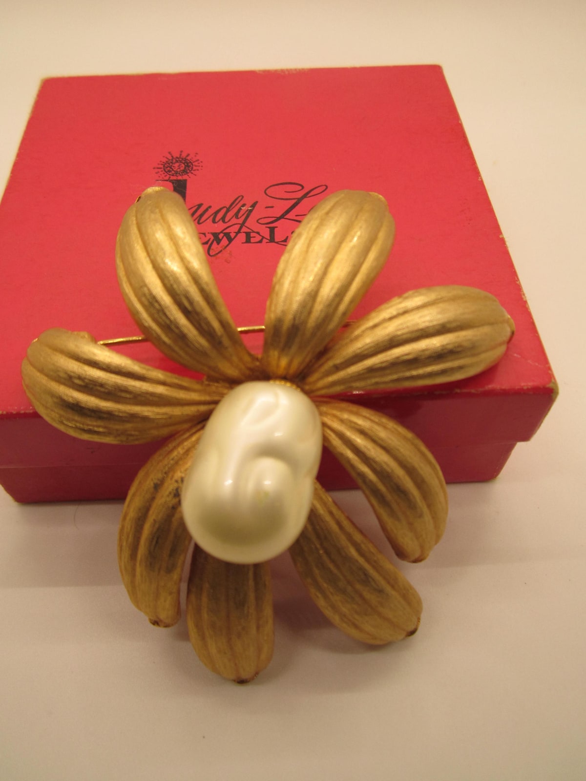 Vintage Judy Lee Flower Brooch: Simulated Pearl, Modernist Style