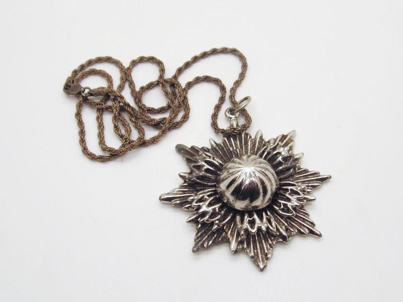 Vintage Modernistic Sunflower Rhodium Pendant Necklace, 1970's Era.