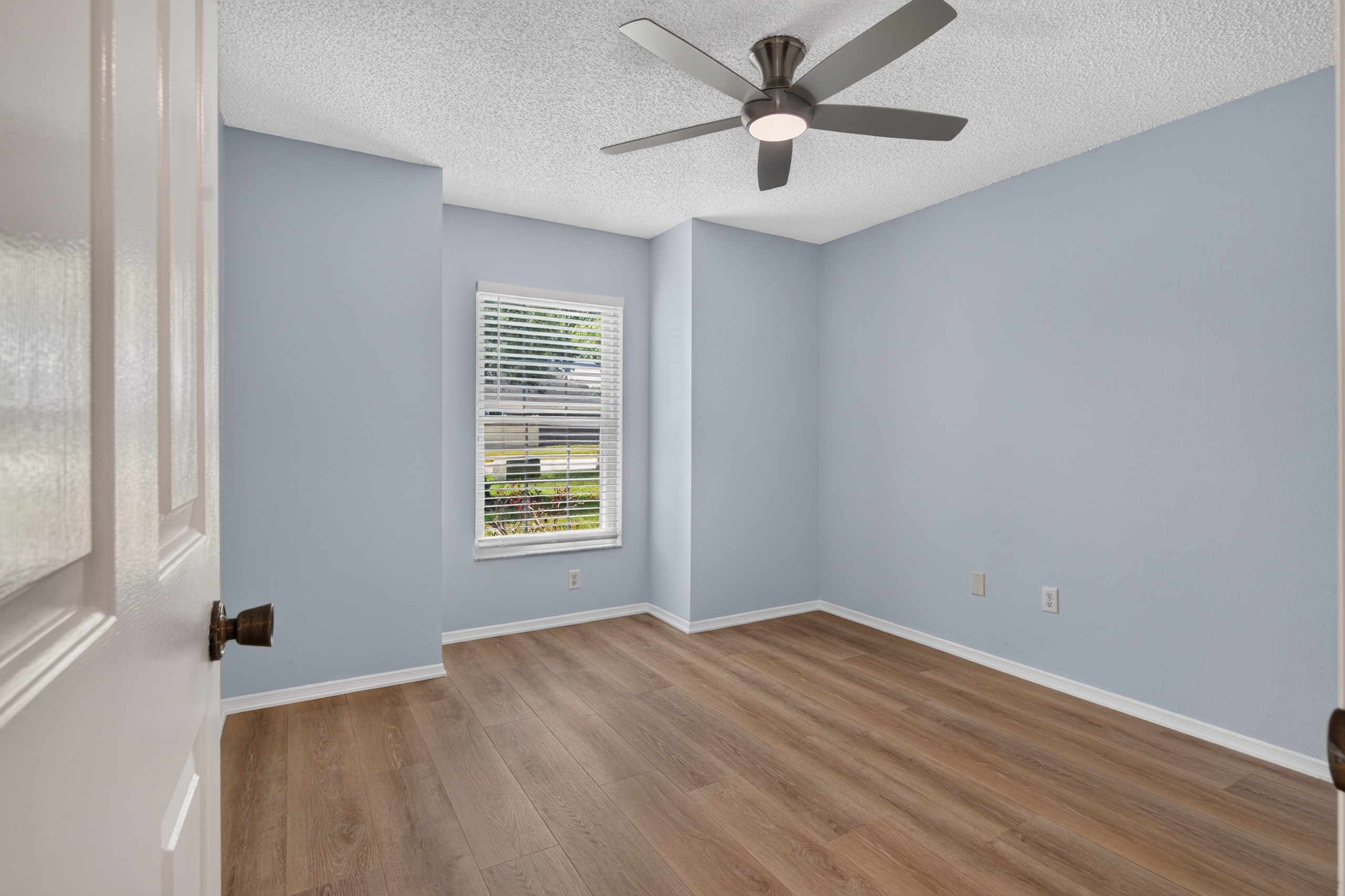 Secondary bedroom with blue walls at 1053 Sugarberry Trail