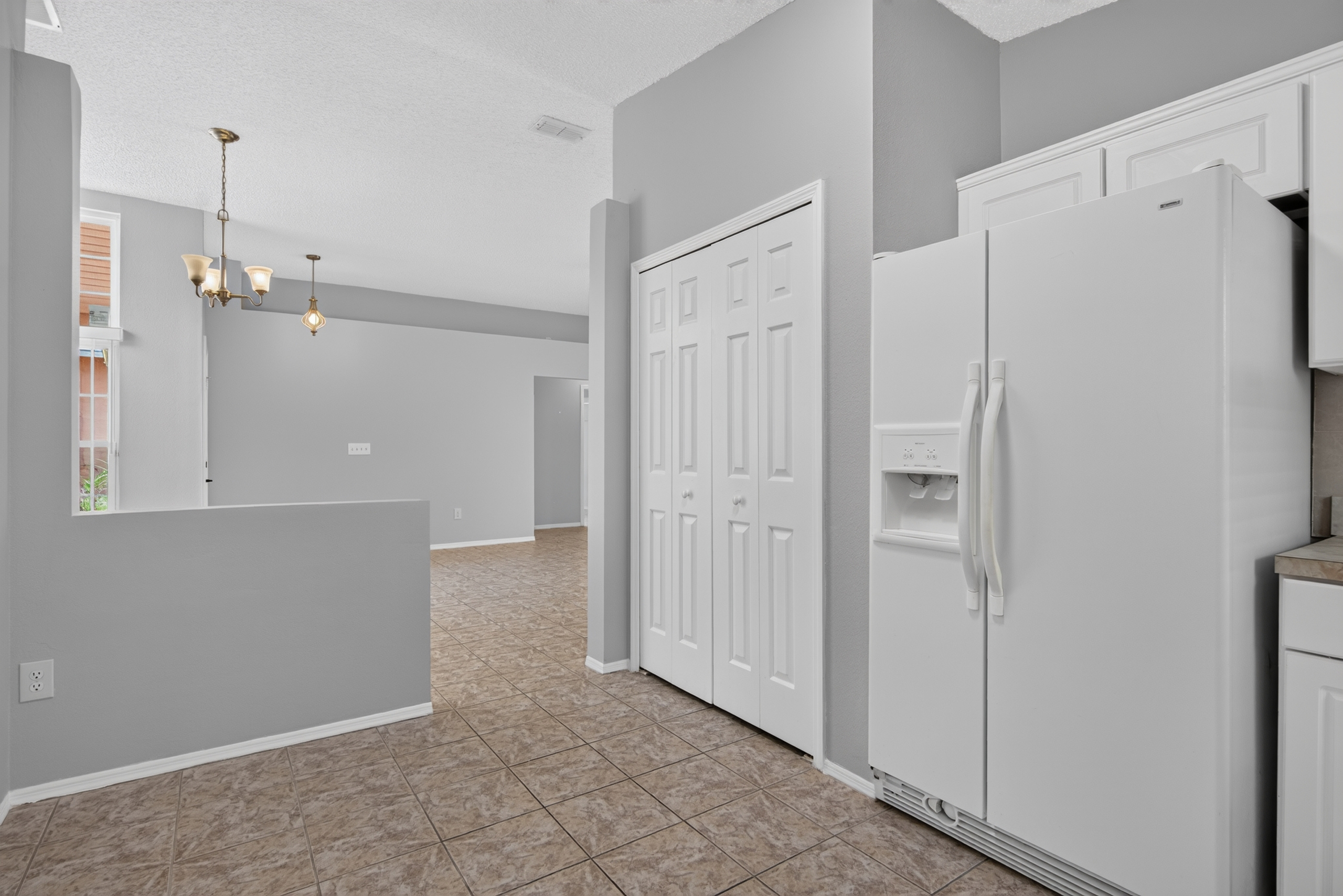 Open kitchen and entry at 1053 Sugarberry Trail