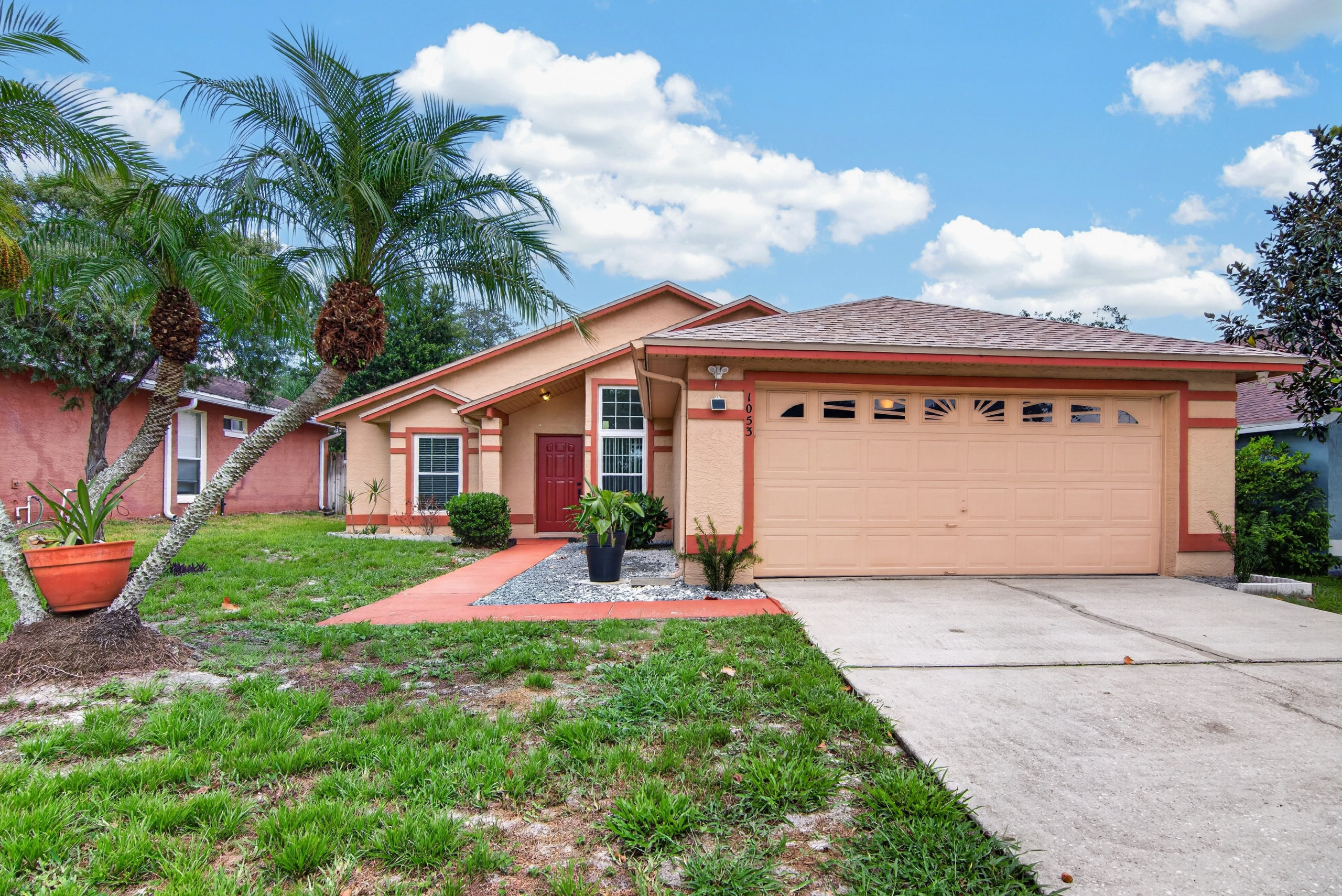 Front exterior of 1053 Sugarberry Trail in Oviedo