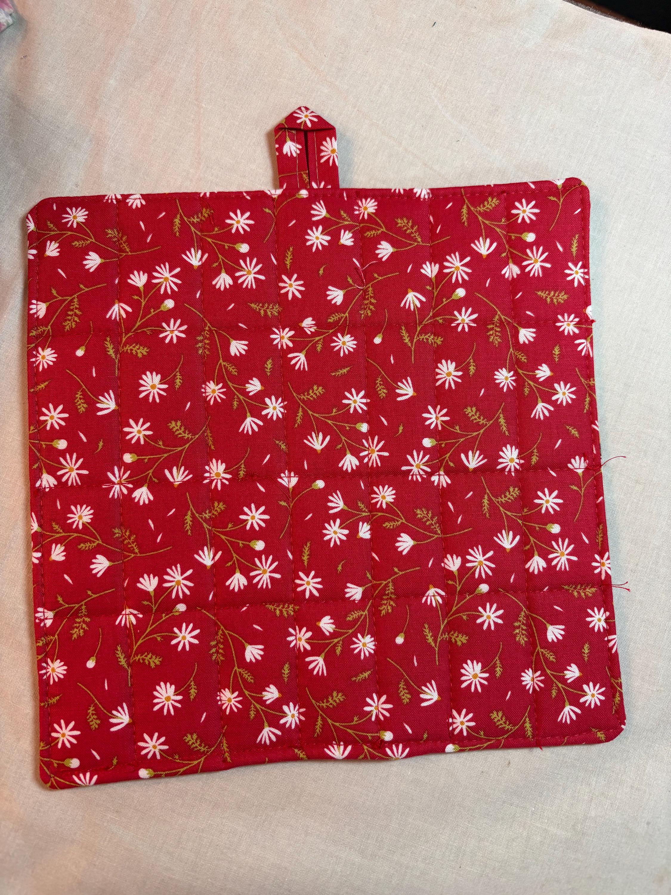 Pair of Retro 50’s kitchen potholders, 8” homemade quilted view 3