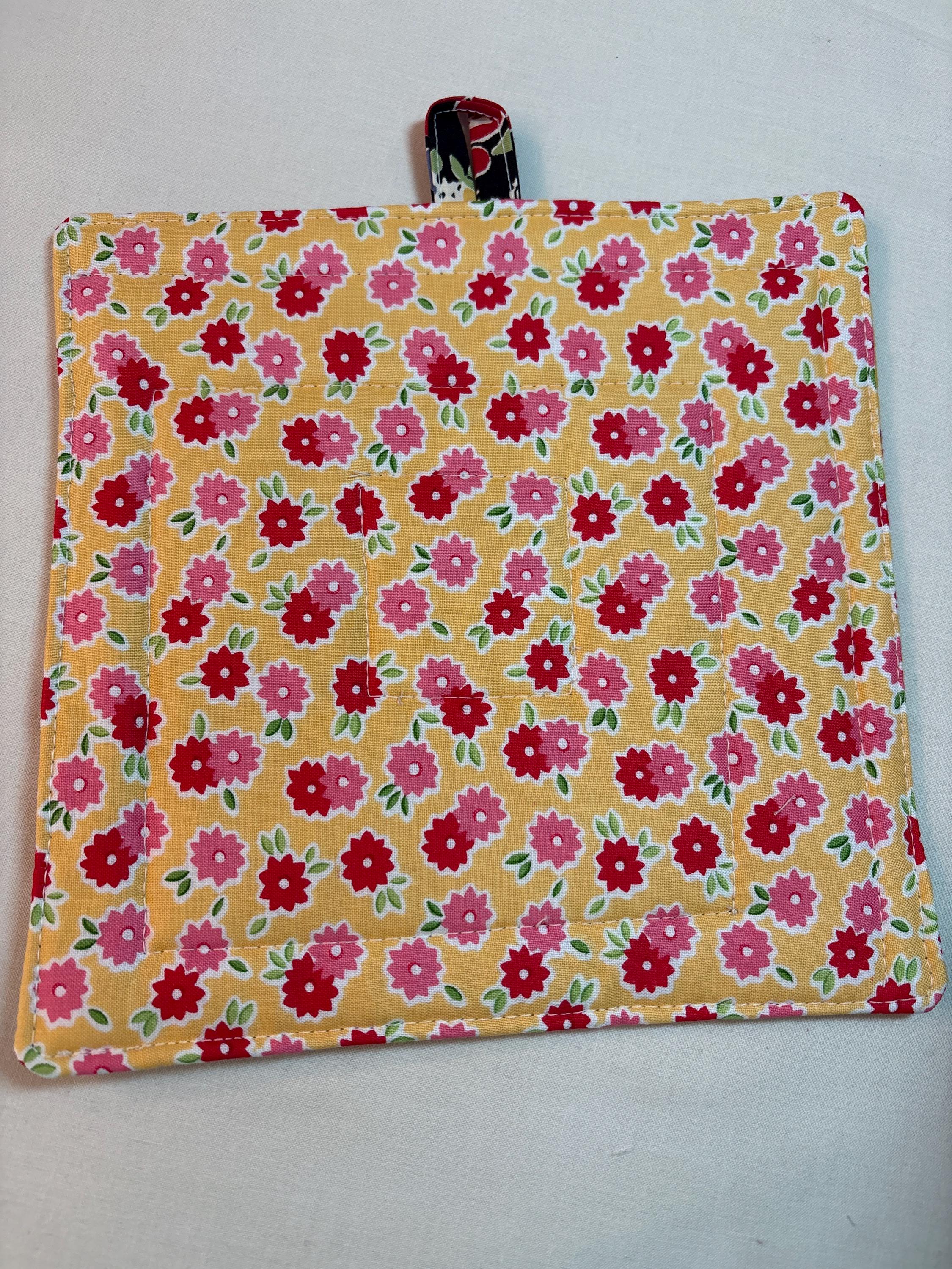 Single scrappy 30’s repro potholder, 8.25” homemade quilted view 2