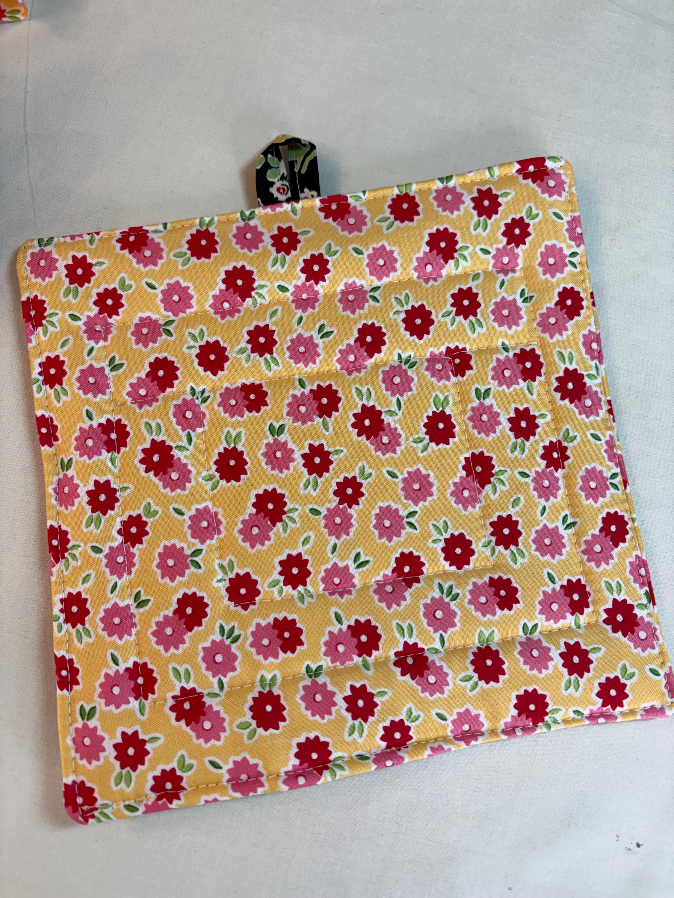 Single scrappy 30’s repro potholder, 8.25” homemade quilted view 4